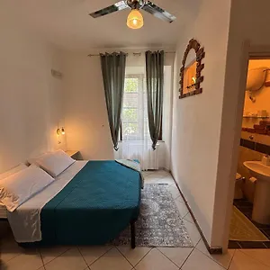  Bed & Breakfast Domus Deiana